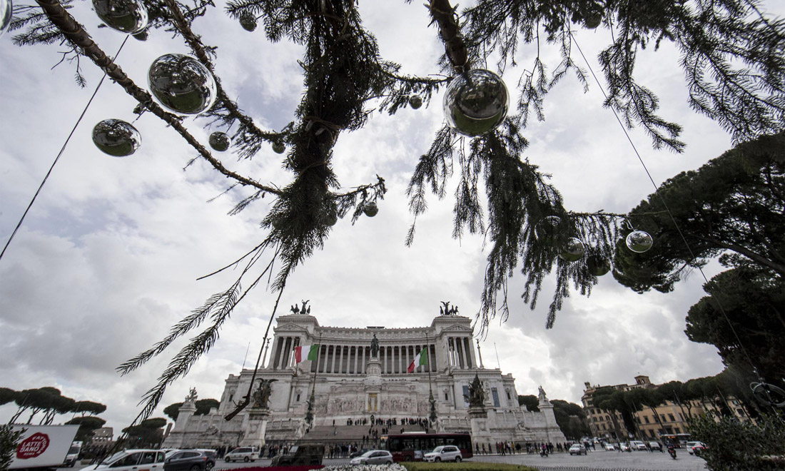 Roma, Spelacchio è morto: storia di un albero di Natale brutto e simpatico – Foto Roma, Spelacchio è morto: storia di un albero di Natale brutto e simpatico – Foto