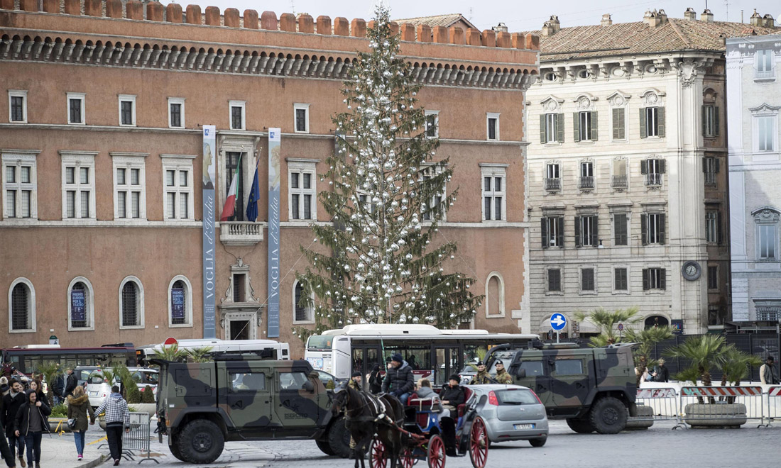Roma, Spelacchio è morto: storia di un albero di Natale brutto e simpatico – Foto Roma, Spelacchio è morto: storia di un albero di Natale brutto e simpatico – Foto