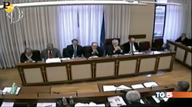 Padoan contro la Boschi: “Non autorizzai a parlare di Banca Etruria” | video