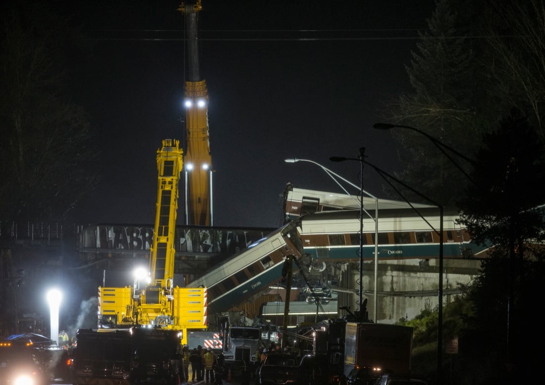 Le foto del treno deragliato a Seattle Le foto del treno deragliato a Seattle