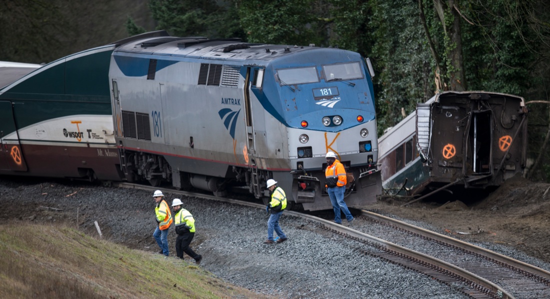 Le foto del treno deragliato a Seattle Le foto del treno deragliato a Seattle