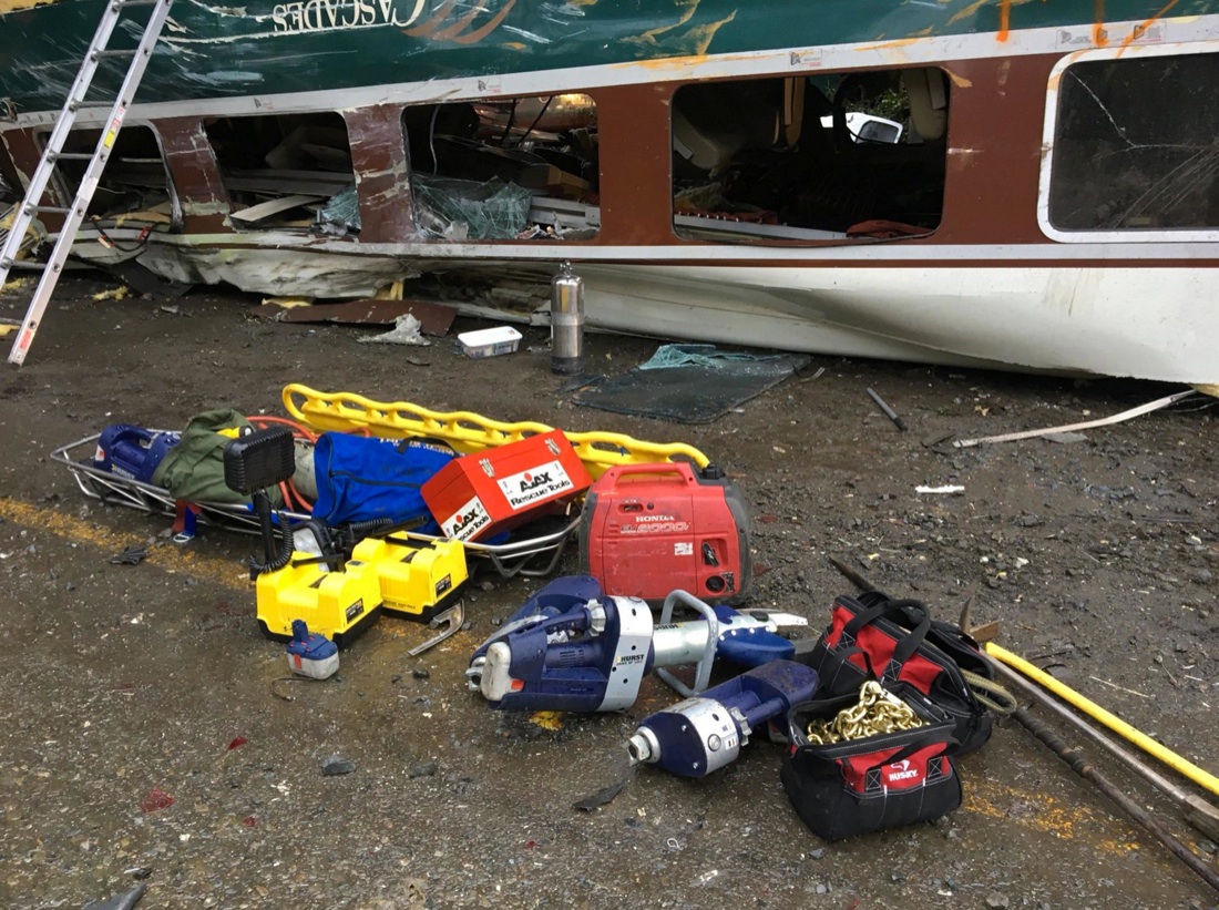 Le foto del treno deragliato a Seattle Le foto del treno deragliato a Seattle