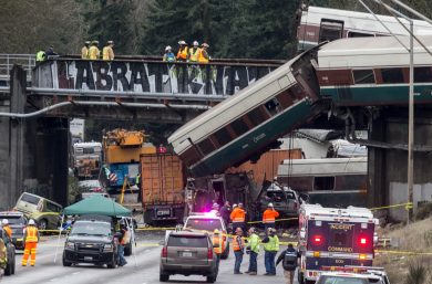 Le foto del treno deragliato a Seattle