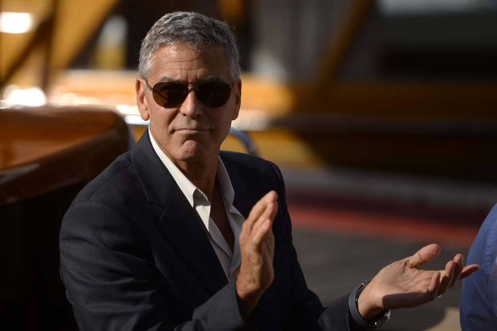 Perché George Clooney ha regalato un milione di dollari ai suoi amici