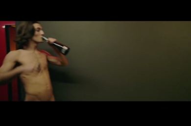 Maneskin: il cantante, Damiano, nudo nel video di “Chosen”