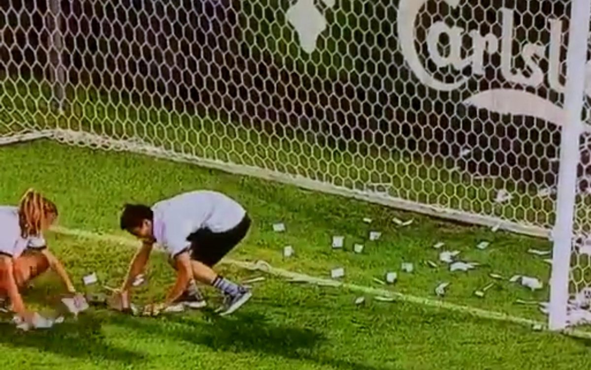 Galleria foto 'Donnarumma, Raiola e il rinnovo con il Milan: tutte le tappe della vicenda' - foto 8