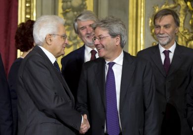 Perché Gentiloni non si dimetterà