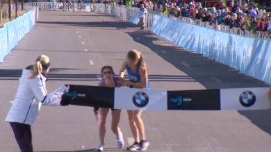 Runner porta la rivale all’arrivo della Maratona di Dallas | video