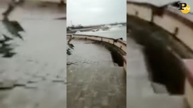 Vado: crollo della passeggiata per la mareggiata | video