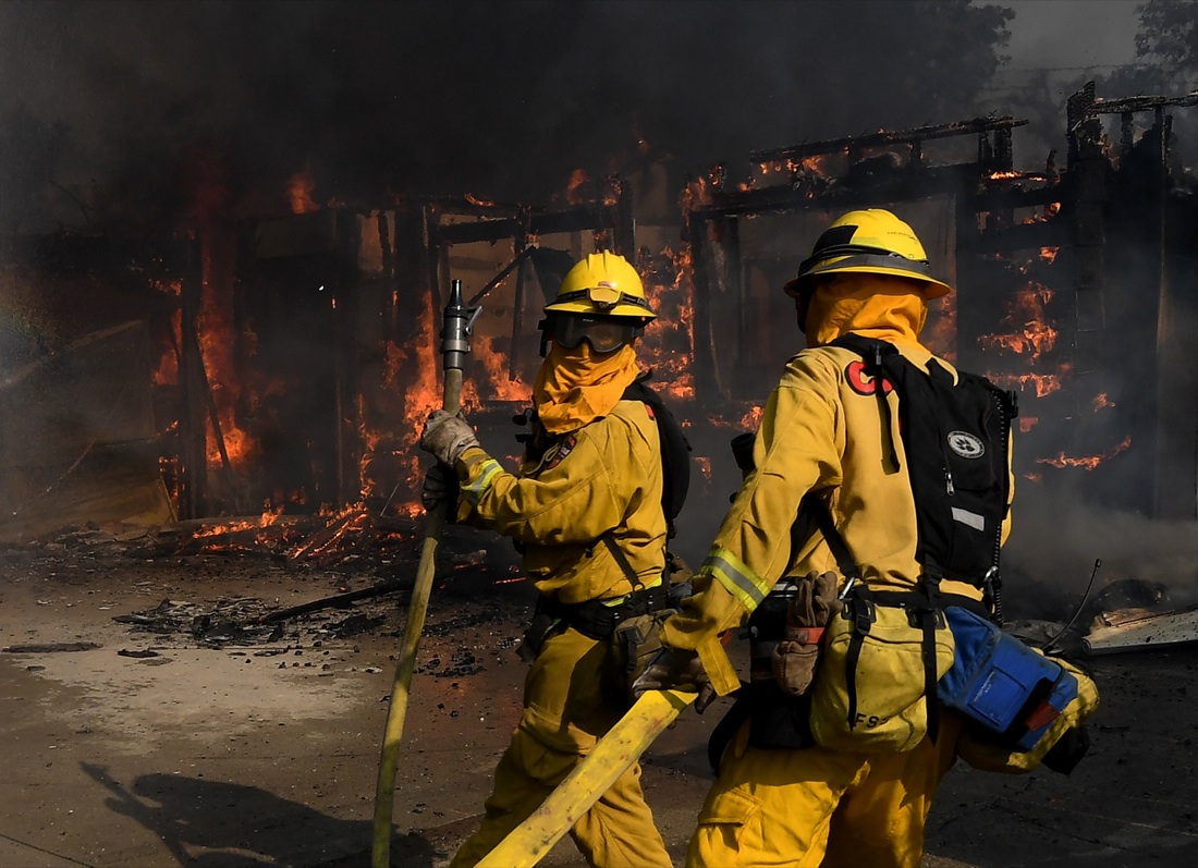La California brucia ancora. Stato di emergenza anche a Los Angeles – FOTO La California brucia ancora. Stato di emergenza anche a Los Angeles – FOTO