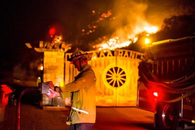 La California brucia ancora. Stato di emergenza anche a Los Angeles – FOTO