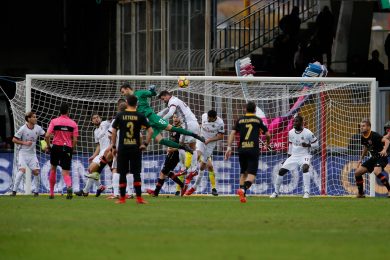 Benevento-Milan, il gol di Brignoli, il portiere, al 94′ | video