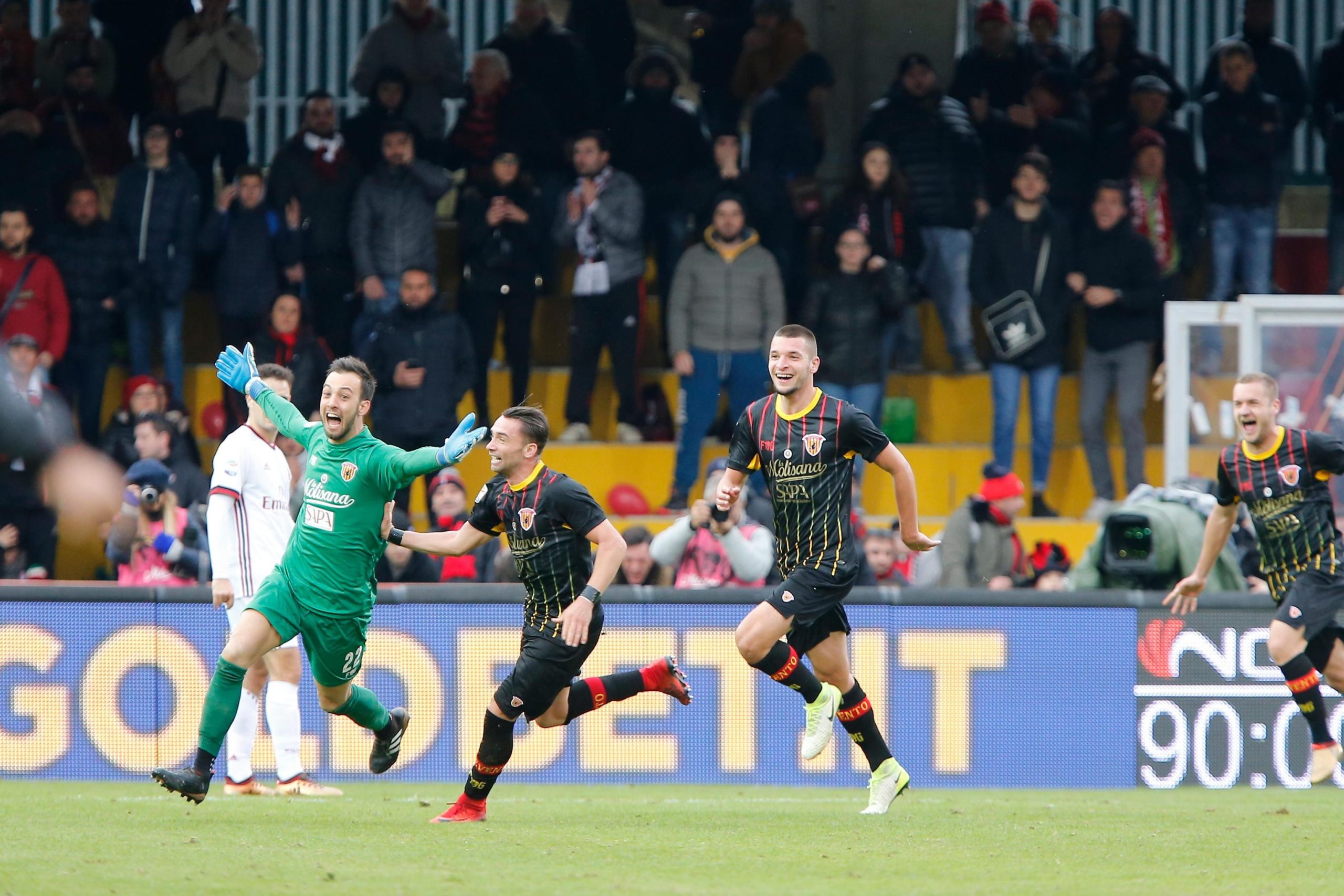 Brignoli, storico gol per il Benevento. Tutte le reti dei portieri in Serie A