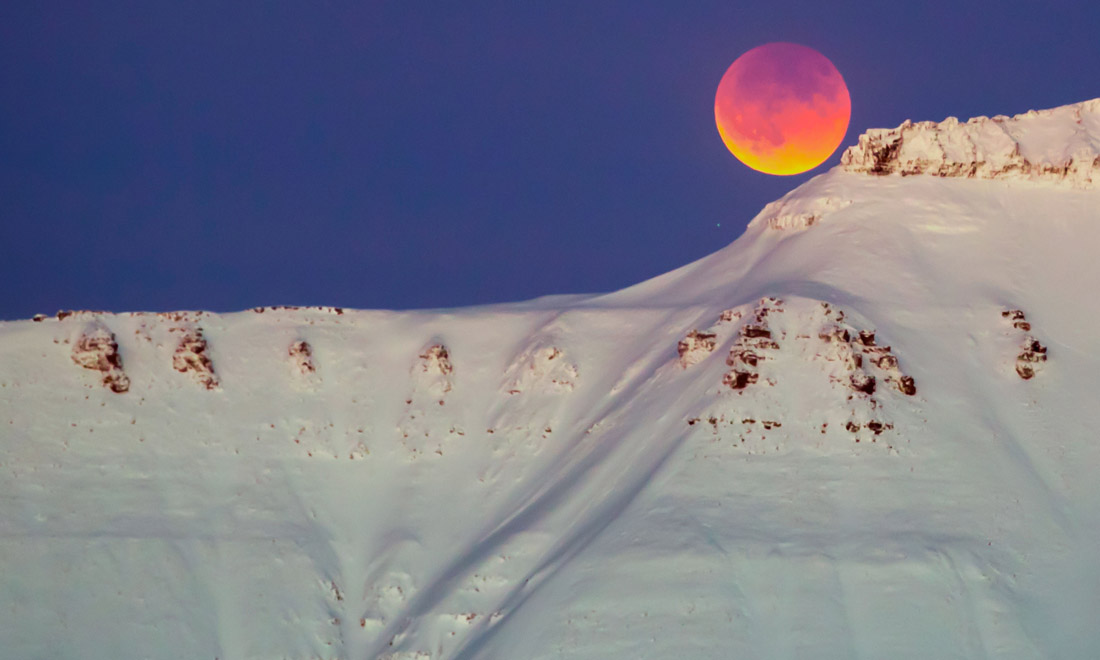 La Luna fa tripletta: è super, rossa e blu – Foto