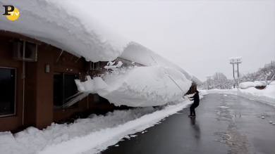 Giappone: come liberare il tetto dalla neve con un bastone | video