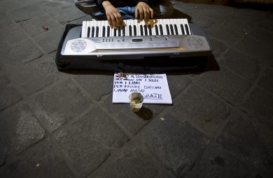 Lotta alla povertà, i programmi dei partiti per le prossime elezioni