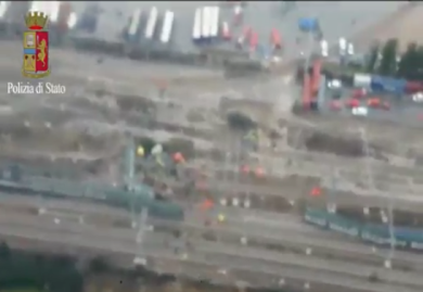 Treno deragliato a Pioltello: il video dell’incidente dall’elicottero della Polizia