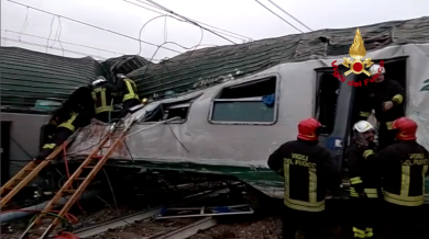 Treno deragliato a Pioltello: i soccorsi dei Vigili del Fuoco | video