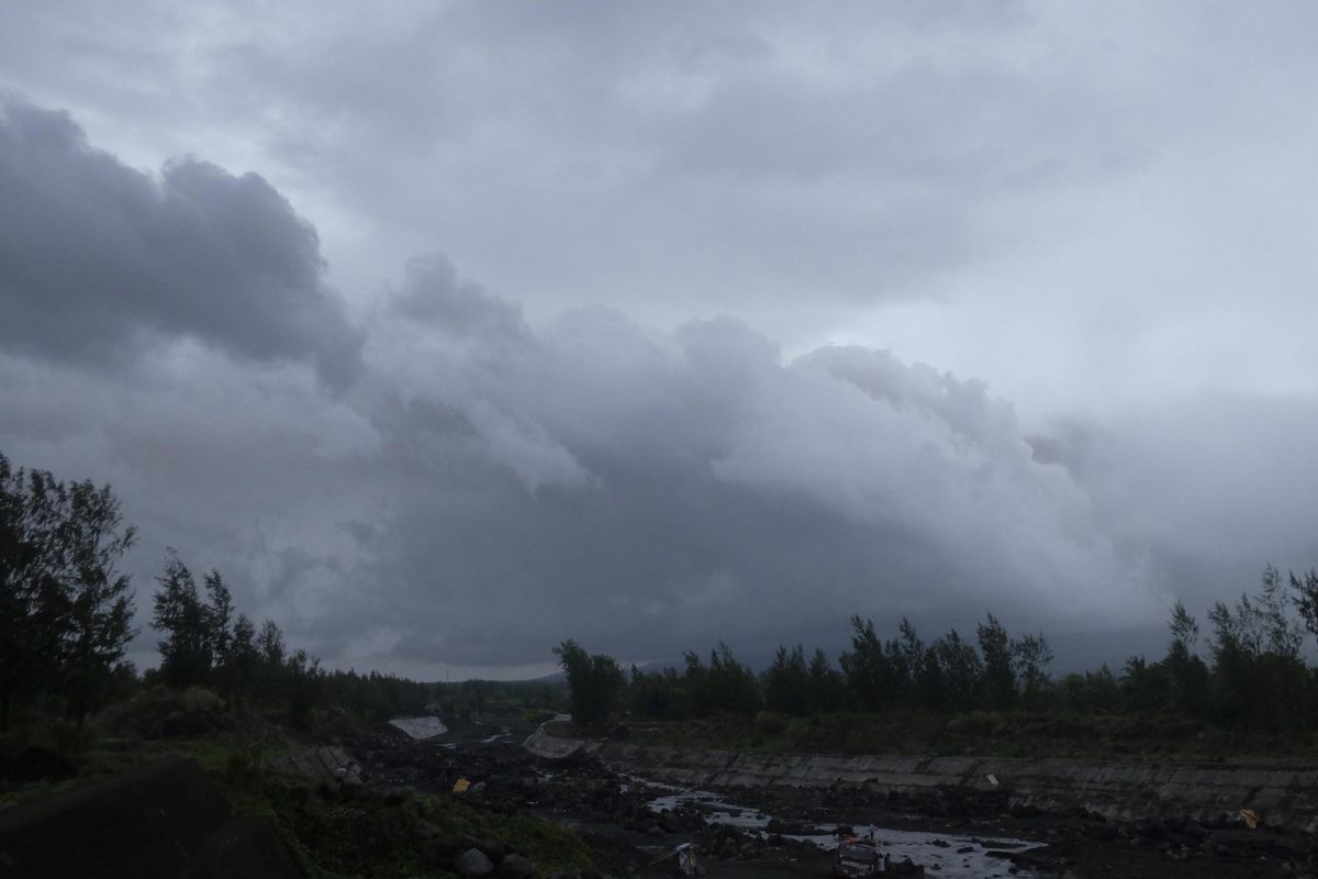 Filippine, l’eruzione del vulcano Mayon – FOTO