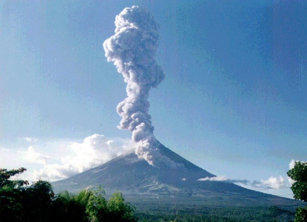 Filippine, l’eruzione del vulcano Mayon – FOTO