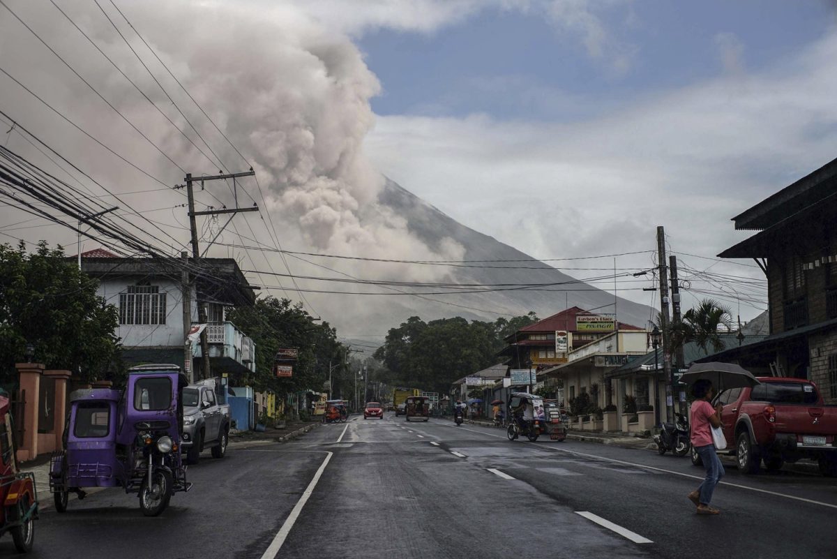 Filippine, l’eruzione del vulcano Mayon – FOTO