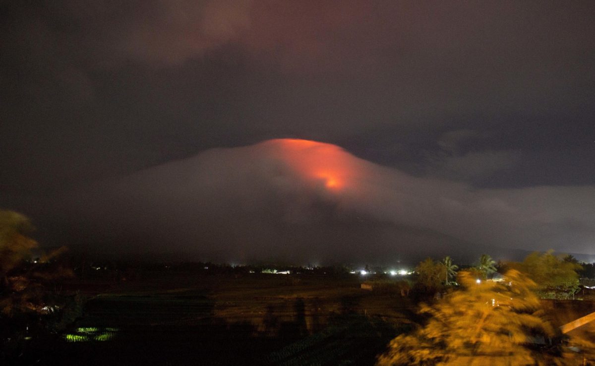Filippine, l’eruzione del vulcano Mayon – FOTO