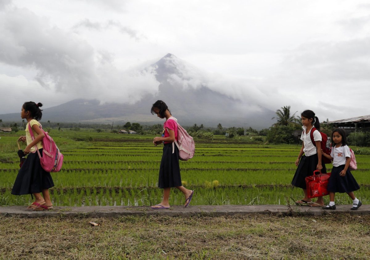 Filippine, l’eruzione del vulcano Mayon – FOTO