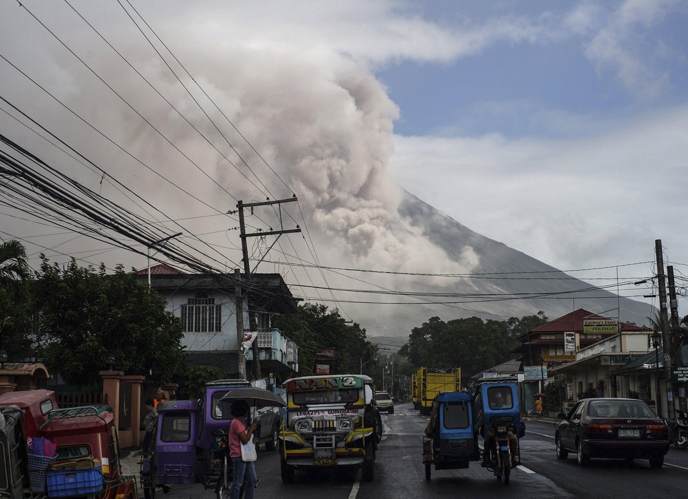 Filippine, l’eruzione del vulcano Mayon – FOTO