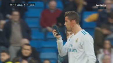 Cristiano Ronaldo, sangue sulla faccia. Si controlla col telefonino | video