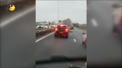 Vento a 150 km/h ribalta furgone in autostrada | video