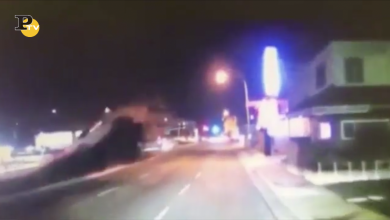 Auto vola contro casa al primo piano | video dell’incidente