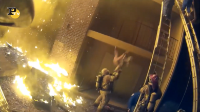Pompiere salva al volo bambino dalle fiamme di un incendio | video