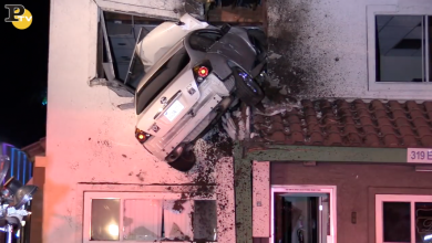 Auto finisce al primo piano di una casa per un incidente | video