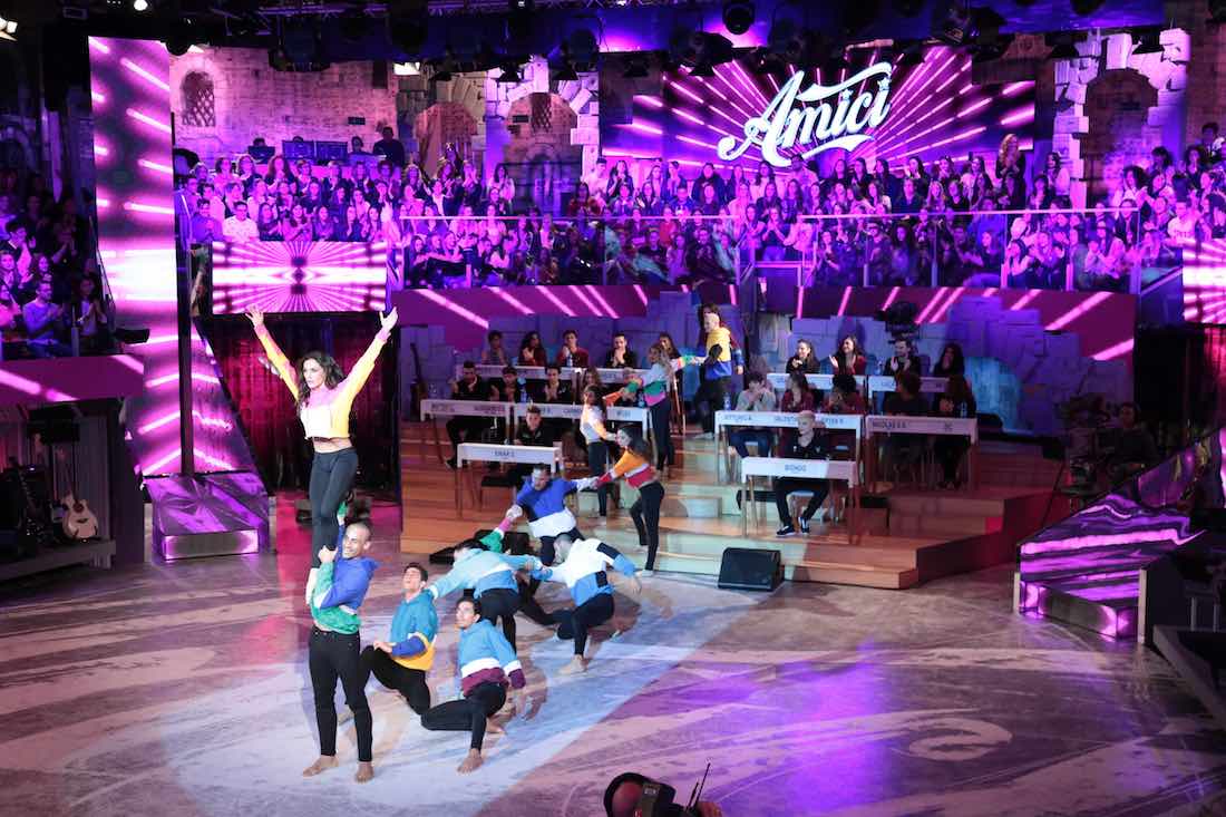 Amici 17: Maria De Filippi manda i ragazzi a pulire le strade di Roma