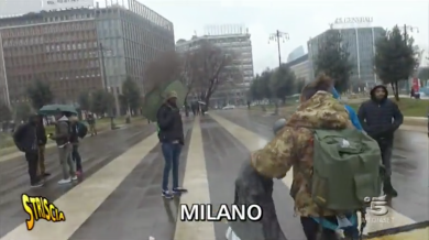 Brumotti aggredito dagli spacciatori in Stazione Centrale a Milano | video