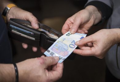 Stipendi, ecco come pagarli dopo l’addio ai contanti