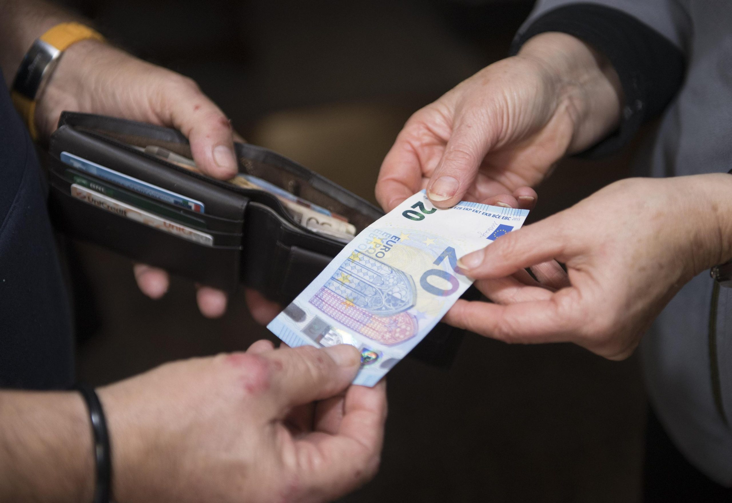 Stipendi, ecco come pagarli dopo l’addio ai contanti