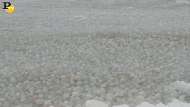 Gelo negli Usa: le “palle di ghiaccio” sul Lago Michigan | video