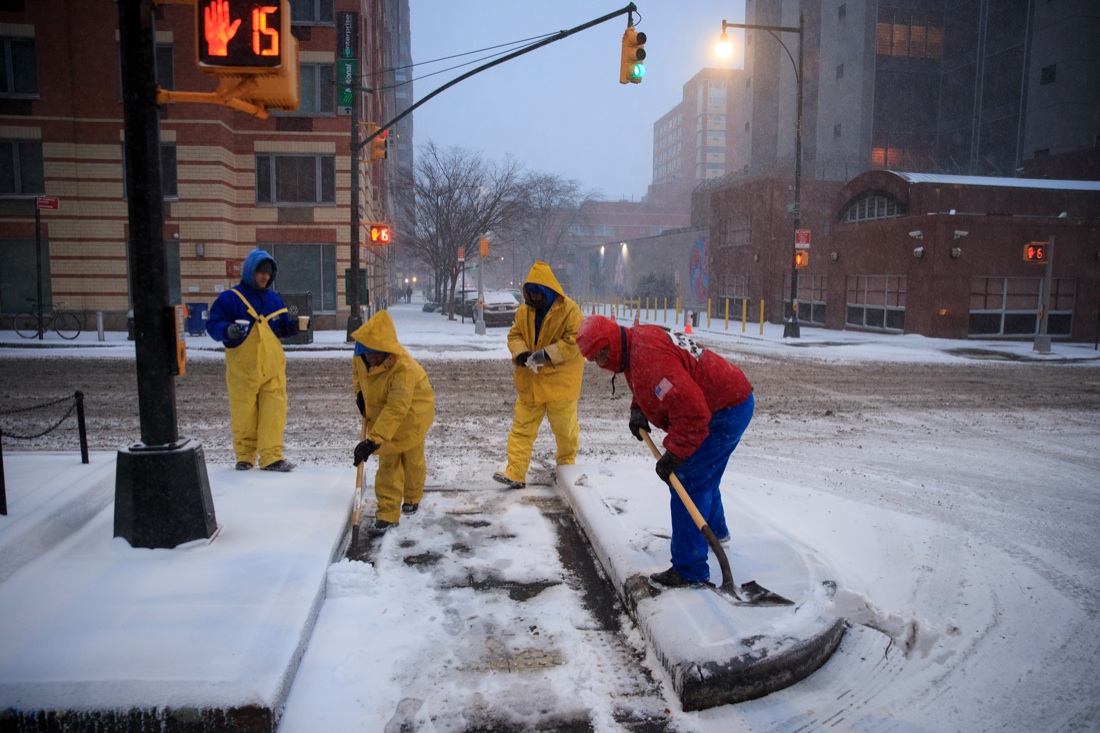 New York: la tormenta di neve che blocca la città – FOTO New York: la tormenta di neve che blocca la città – FOTO