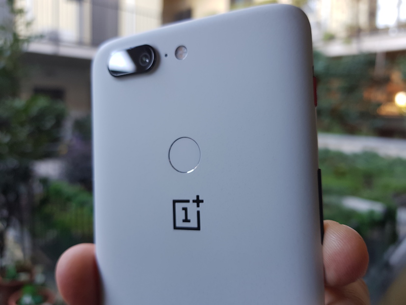 OnePlus 5T Star Wars arriva in Italia ma si chiama Sandstone White OnePlus 5T Star Wars arriva in Italia ma si chiama Sandstone White