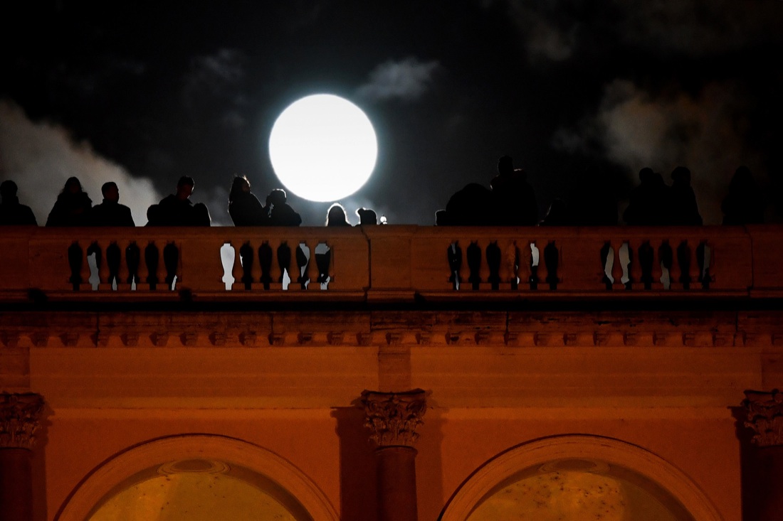 La Superluna che dà il benvenuto al 2018 – FOTO