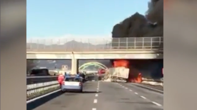 Incendio a cisterna in autostrada. Morte 6 persone sulla A21 | video
