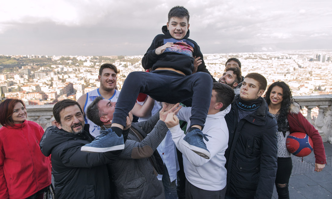 Napoli: la storia di Kekko, ragazzino autistico, e della sua città “adattabile”