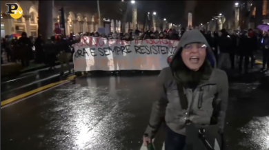 Professoressa grida “Poliziotti dovete morire, merde!” alla manifestazione di Torino contro CasaPound| video