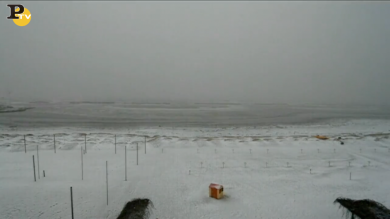 Meteo: neve in spiaggia a Rimini. Il timelapse video