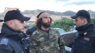 Brumotti aggredito a Palermo. Spari sulla auto di Striscia | il video dell’agguato