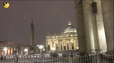Meteo, neve a Roma in Piazza San Pietro | video