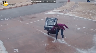 Vialetto ghiacciato. Buttare il bidone della spazzatura è una comica | video