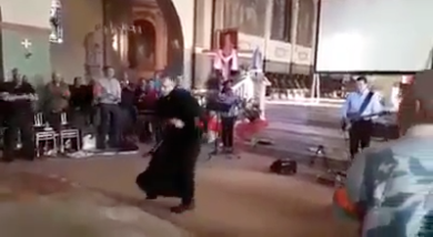 Prete balla e canta in chiesa. La messa è rock | video
