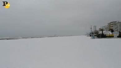 Burian, il grande gelo è in Italia. La spiaggia di Jesolo coperta di neve | video